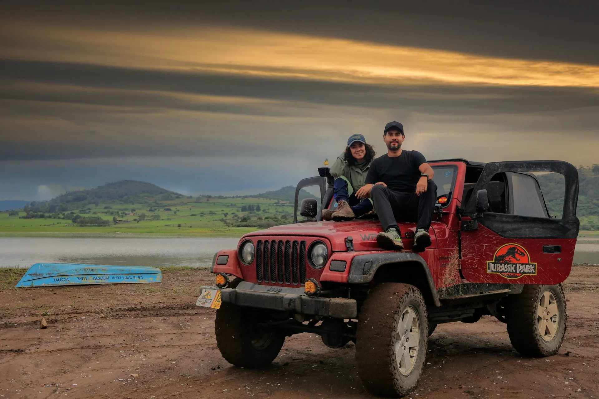 Ana Sofia y Miguel durante una aventura 4x4 en la naturaleza.
